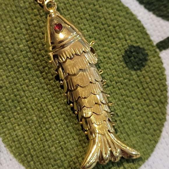 18" 14K Gold Necklace with 14K Gold Fish Pendant - Picture 7 of 9